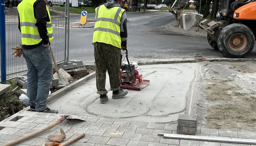 Remont chodników na Nowym Dworze i Przedmieściu Oławskim z Funduszu Osiedlowego
