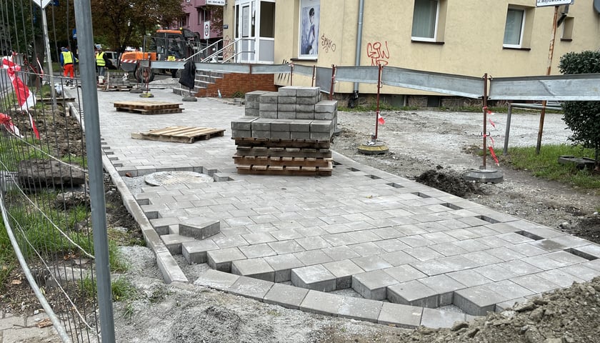 Remont chodników na Nowym Dworze i Przedmieściu Oławskim z Funduszu Osiedlowego