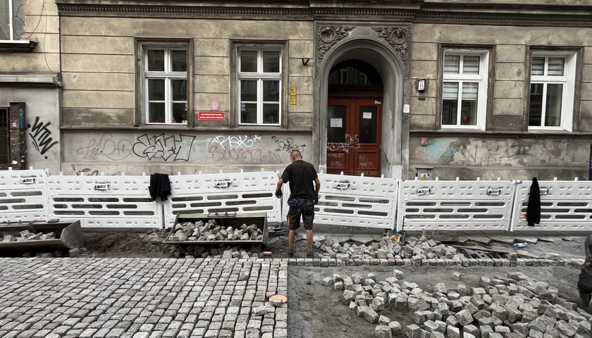 Remont chodników na Nowym Dworze i Przedmieściu Oławskim z Funduszu Osiedlowego