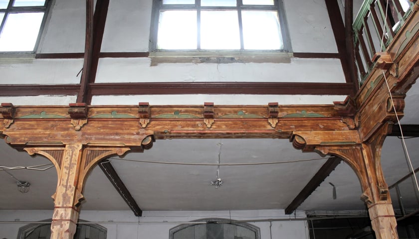 Powiększ obraz: Odsłonięto oryginalne warstwy malarskie wielobarwnego wystroju dawnej XIX-wiecznej sali restauracyjno-tanecznej