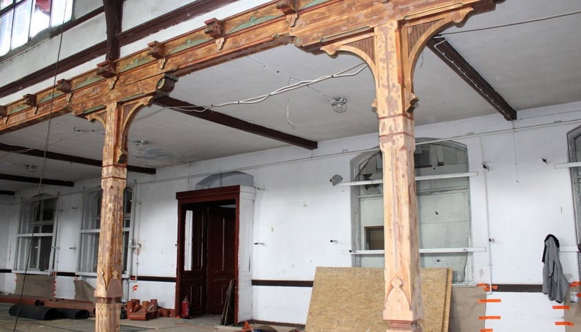 Powiększ obraz: Odsłonięto oryginalne warstwy malarskie wielobarwnego wystroju dawnej XIX-wiecznej sali restauracyjno-tanecznej