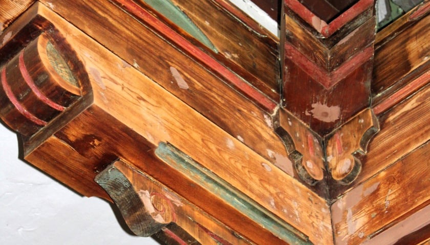 Powiększ obraz: Odsłonięto oryginalne warstwy malarskie wielobarwnego wystroju dawnej XIX-wiecznej sali restauracyjno-tanecznej