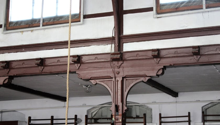 Powiększ obraz: Odsłonięto oryginalne warstwy malarskie wielobarwnego wystroju dawnej XIX-wiecznej sali restauracyjno-tanecznej