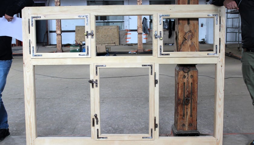 Powiększ obraz: Siedziba Klubu Sportowego Lotnik: próbny model odtworzonego okna