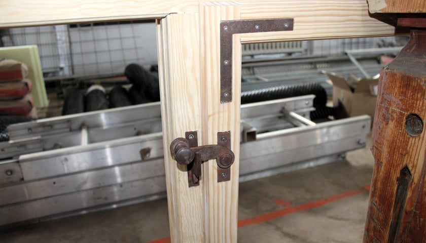 Powiększ obraz: Siedziba Klubu Sportowego Lotnik: próbny model odtworzonego okna z historycznymi okuciami i klamkami