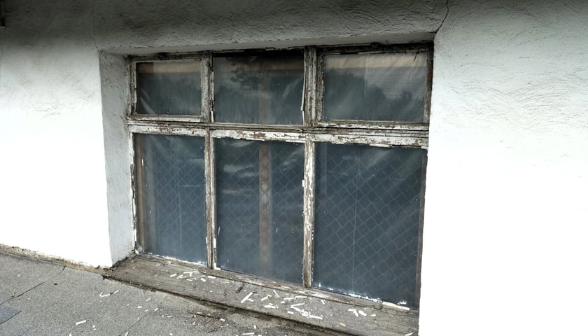 Powiększ obraz: Siedziba Klubu Sportowego Lotnik: oryginalnej stolarki okiennej nie udało się uratować