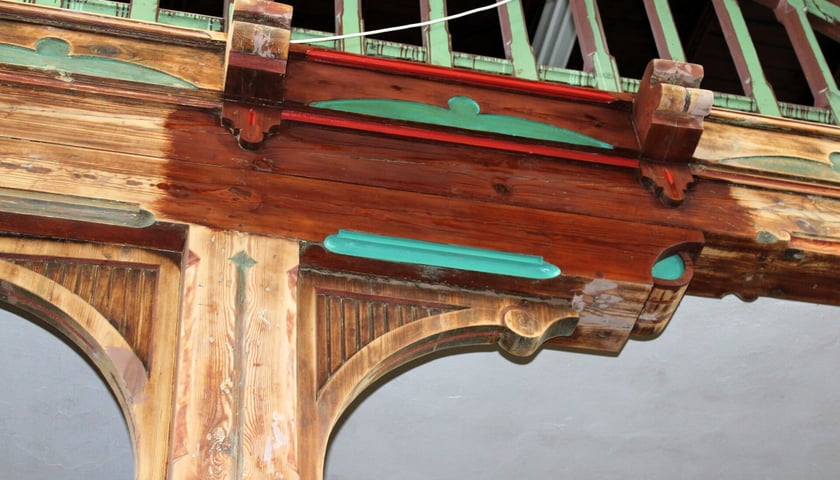 Powiększ obraz: Próby dekoracyjnego malowania drewnianych elementów dawnej XIX-wiecznej sali restauracyjno-tanecznej