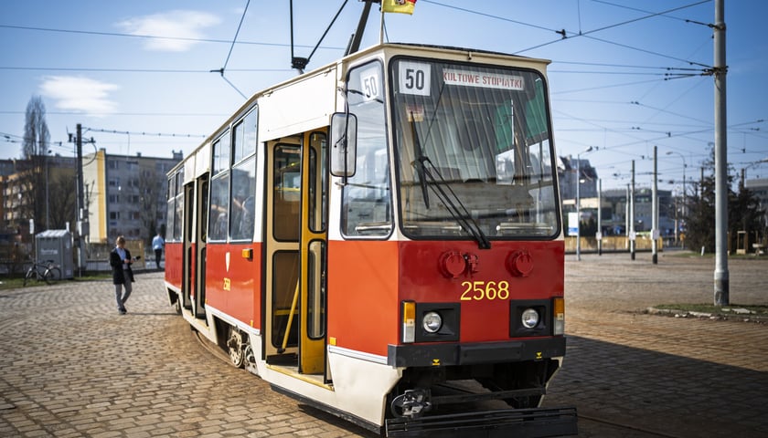 Powiększ obraz: Klasyczny tramwaj Konstal 105 należący do wrocławskiego Klubu Sympatyków Transportu Miejskiego