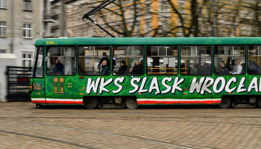Powiększ obraz: Bardzo wrocławski tramwaj Konstal 105 - w barwach WKS-u, wymalowany przez kibiców klubu (we współpracy z MPK)