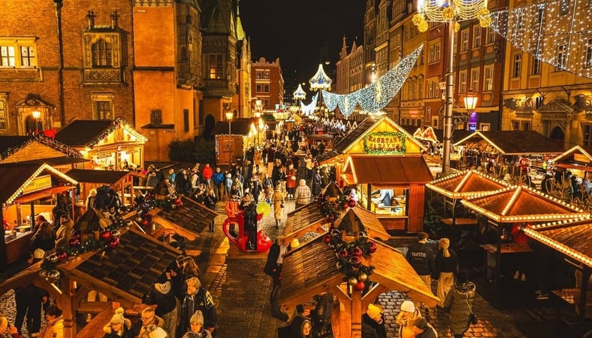 Powiększ obraz: Jarmark Bożonarodzeniowy na wrocławskim Rynku, zdjęcie z 2024 r.