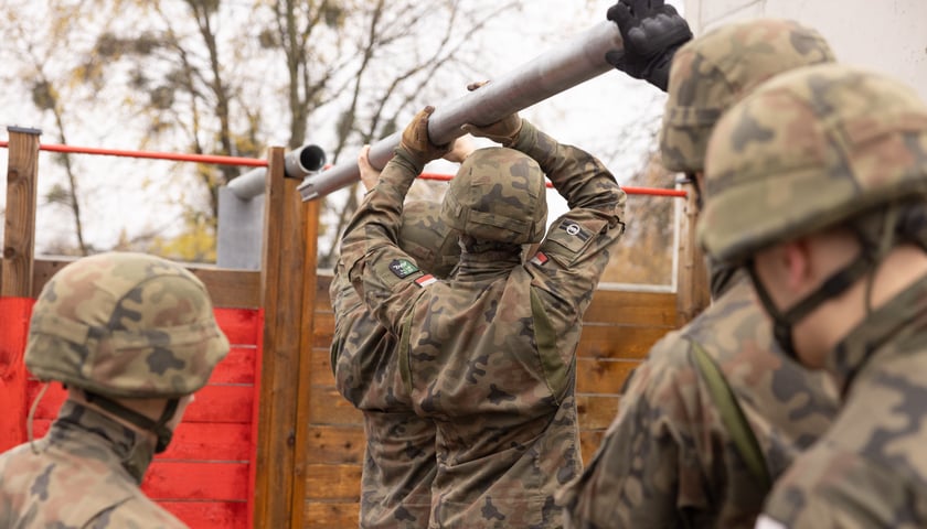Powiększ obraz: <p>Nowelizacja pozwala na mobilizację osób, które mieszkają za granicą, nawet jeśli są tam na stałe, płacą podatki, założyły rodzinę/zdjęcie poglądowe</p>