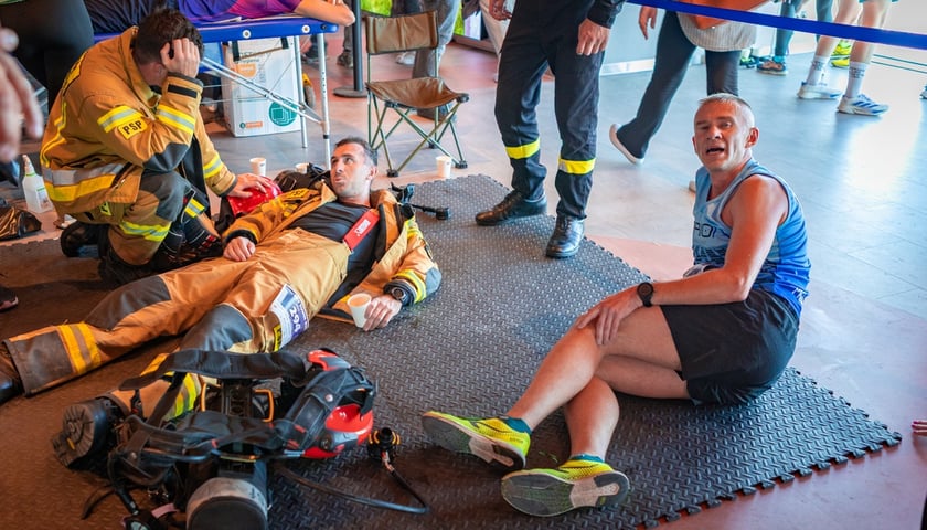 Uczestnicy 10. Sky Tower Run we Wrocławiu