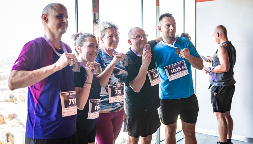 Uczestnicy 10. Sky Tower Run we Wrocławiu