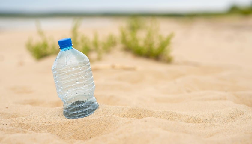 Powiększ obraz: <p>System kaucyjny ma za zadanie chronić nasze środowisko</p>