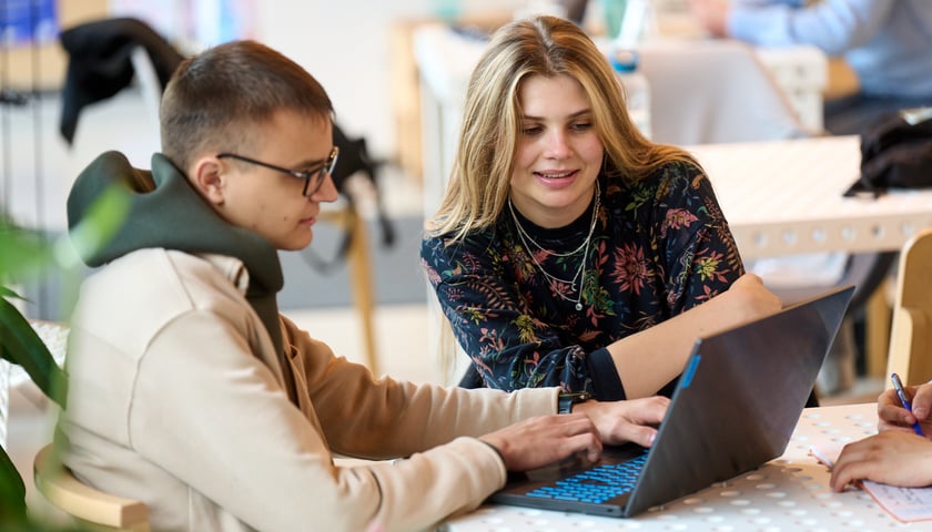 Powiększ obraz: Dwójka studentów (Jan i Marta) z laptopem