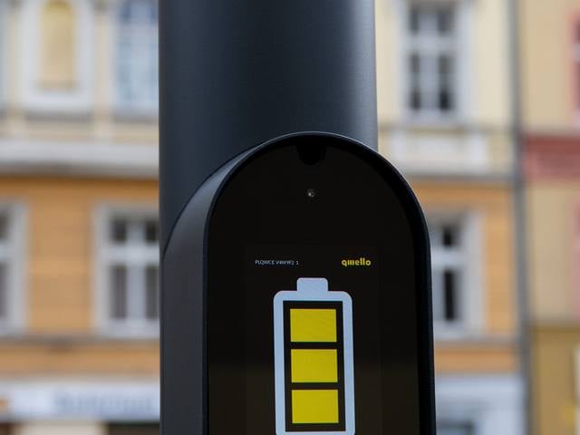 Stacja ładowania przy skrzyżowaniu Kniaziewicza i Pułaskiego