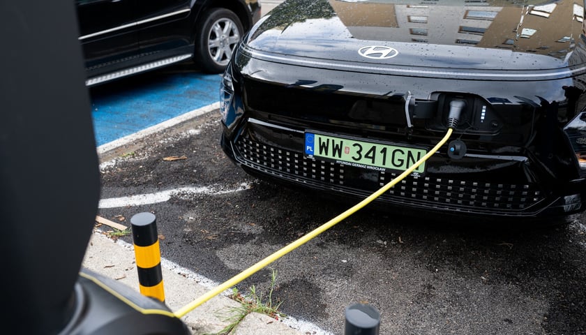 Stacja ładowania przy skrzyżowaniu Kniaziewicza i Pułaskiego