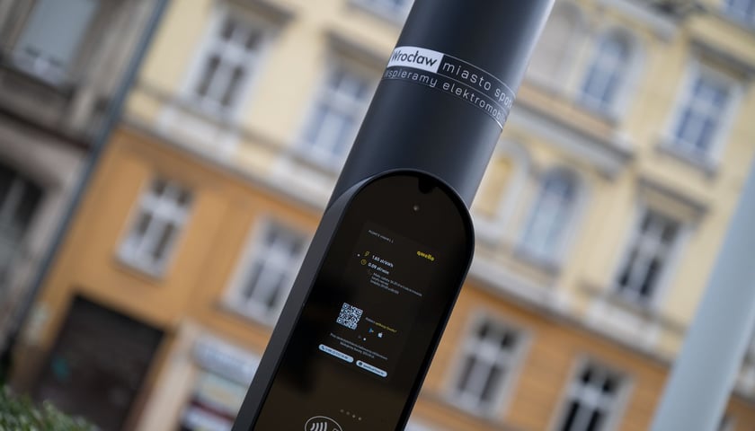 Stacja ładowania przy skrzyżowaniu Kniaziewicza i Pułaskiego