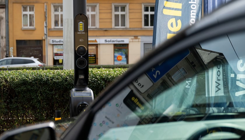 Stacja ładowania przy skrzyżowaniu Kniaziewicza i Pułaskiego