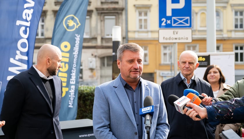 Powiększ obraz: <p class="MsoNormal">Dyrektor Departamentu Infrastruktury i Transportu Urzędu Miejskiego Wrocławia, Sławomir Goncarz, pprzy stacji ładowania przy skrzyżowaniu Kniaziewicza i Pułaskiego</p>