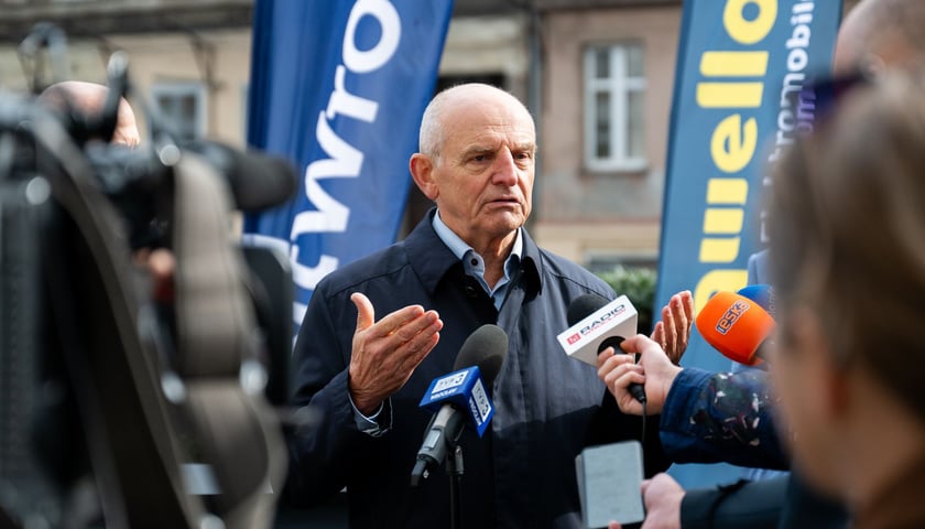 Prezes Qwello Polska, Leszek Ceran, przy stacji ładowania przy skrzyżowaniu Kniaziewicza i Pułaskiego