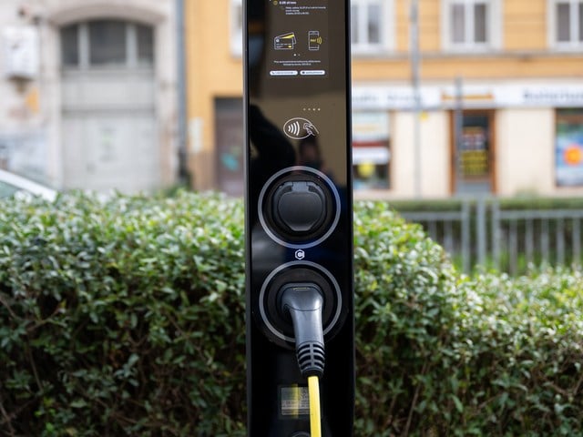 Stacja ładowania przy skrzyżowaniu Kniaziewicza i Pułaskiego