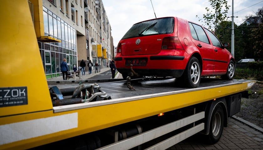 Powiększ obraz: Akcja usuwania wraku auta - samochodu porzuconego, bez właściciela