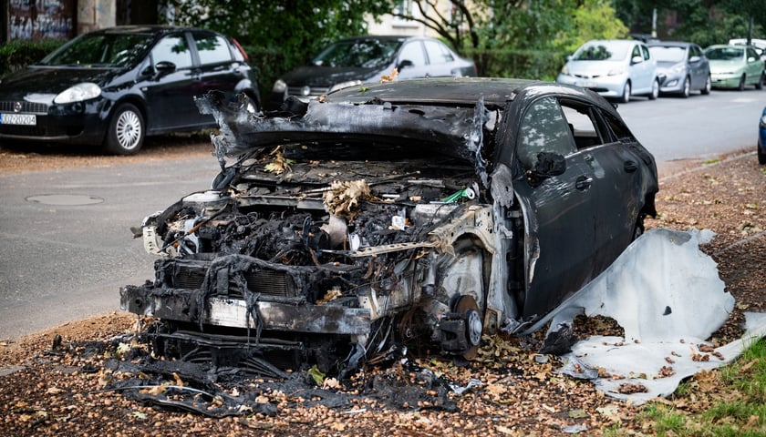 Powiększ obraz: Akcja usuwania wraku auta - samochodu porzuconego, bez właściciela