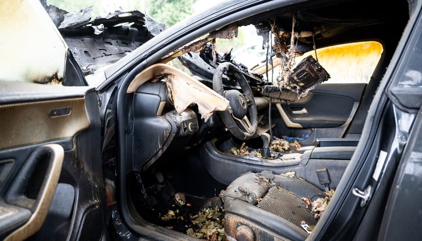 Powiększ obraz: Akcja usuwania wraku auta - samochodu porzuconego, bez właściciela