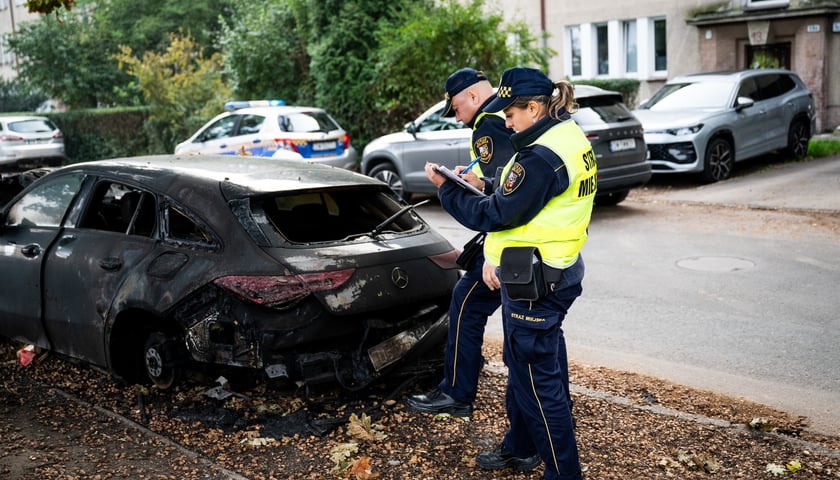 Powiększ obraz: Akcja usuwania wraku auta - samochodu porzuconego, bez właściciela