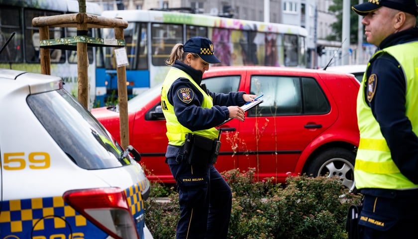 Powiększ obraz: Akcja usuwania wraku auta - samochodu porzuconego, bez właściciela