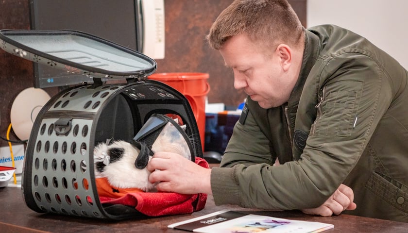 Powiększ obraz: <p>Pepsi i prezes fundacji Most Nadziei Norbert Ziemlicki - za wskazanie sprawcy jest nagroda</p>