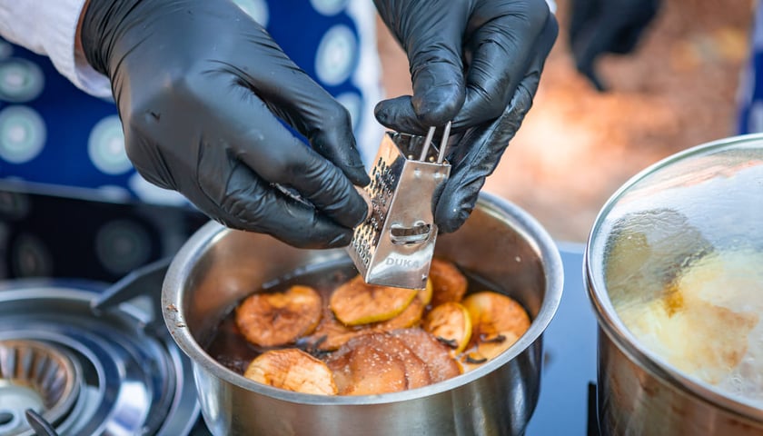 Powiększ obraz: Kamila Kokot i Tomasz Sielicki pokazują, jak ugotować śląskie niebo.