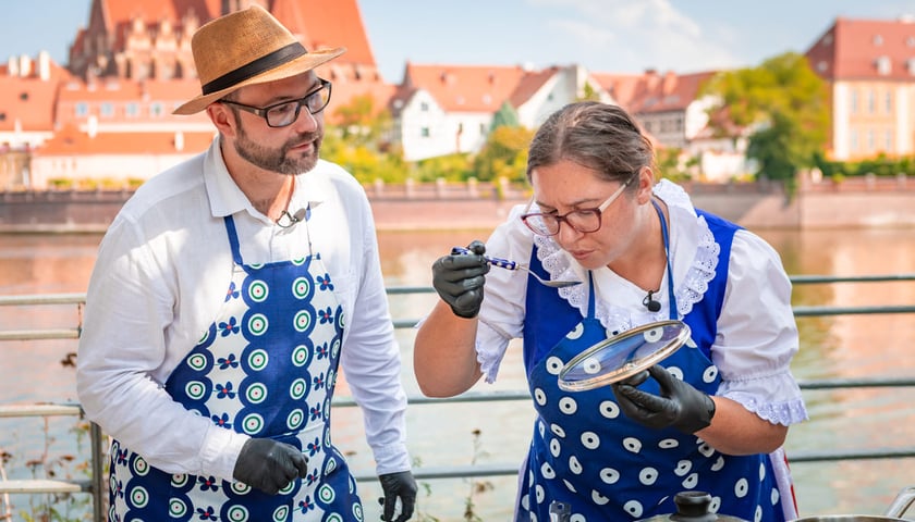 Powiększ obraz: Kamila Kokot i Tomasz Sielicki pokazują, jak ugotować śląskie niebo.