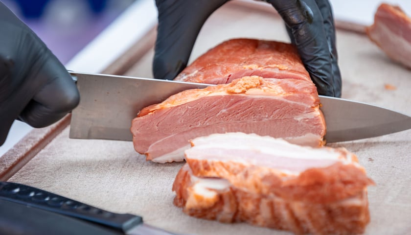 Powiększ obraz: Kamila Kokot i Tomasz Sielicki pokazują, jak ugotować śląskie niebo.