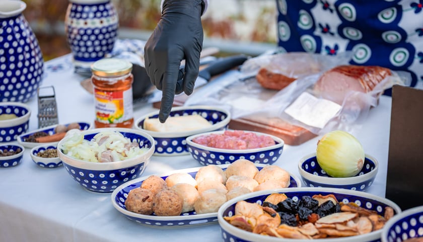 Powiększ obraz: Kamila Kokot i Tomasz Sielicki pokazują, jak ugotować śląskie niebo.