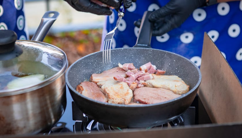 Powiększ obraz: Kamila Kokot i Tomasz Sielicki pokazują, jak ugotować śląskie niebo.