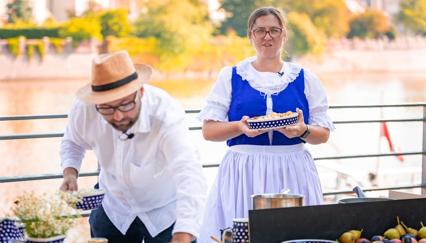 Powiększ obraz: Kamila Kokot i Tomasz Sielicki pokazują, jak ugotować śląskie niebo.