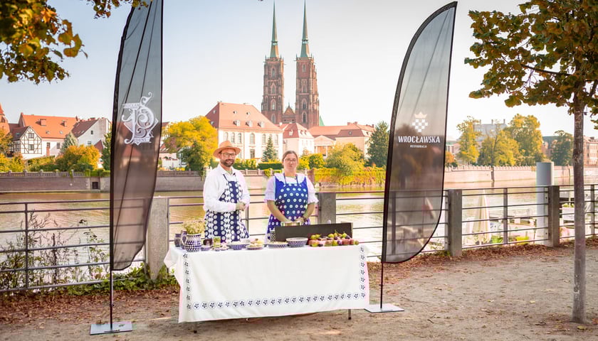 Powiększ obraz: Kamila Kokot i Tomasz Sielicki pokazują, jak ugotować śląskie niebo.