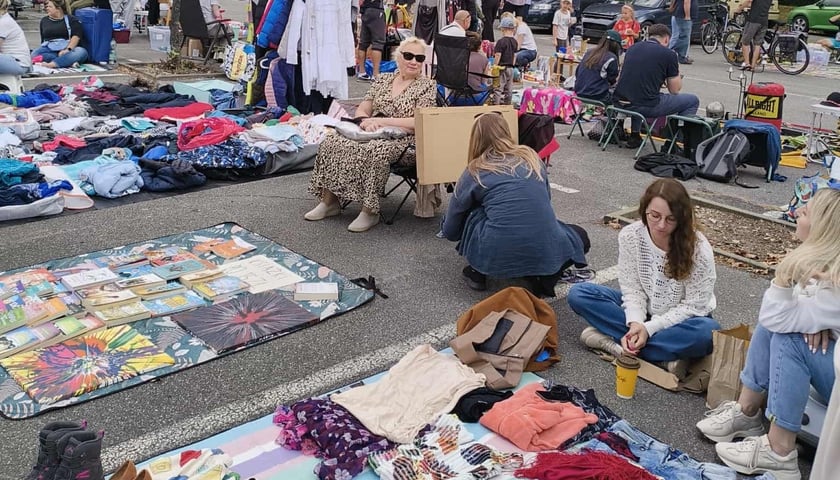 Powiększ obraz: <p>Na zdjęciu stoiska i ludzie spacerujący podczas Wrocławskiej Wyprzedaży Garażowej</p>