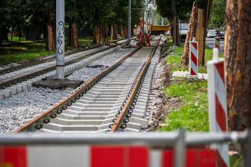 Powiększ obraz: Nowe tory na nowych betonowych podkładach ułożone w ulicy Kosmonautów