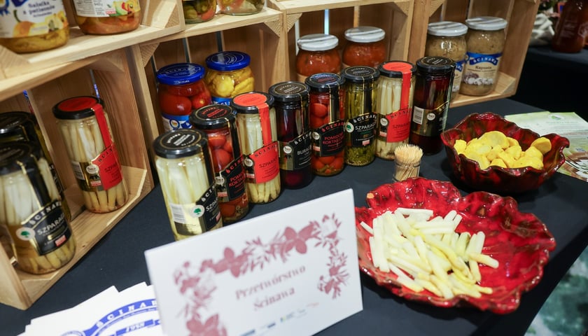 Powiększ obraz: <p>Na zdjęciach IV edycja programu „Od pola na wrocławski stół” we wrocławskim Novotelu</p>