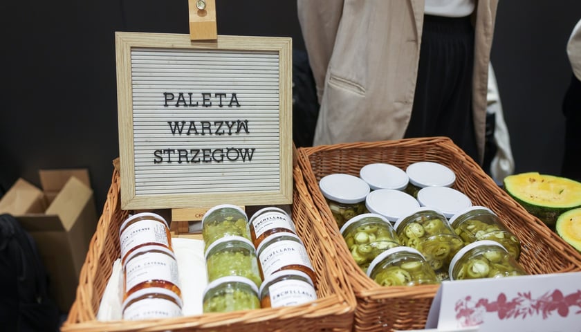 Powiększ obraz: <p>Na zdjęciach IV edycja programu „Od pola na wrocławski stół” we wrocławskim Novotelu</p>