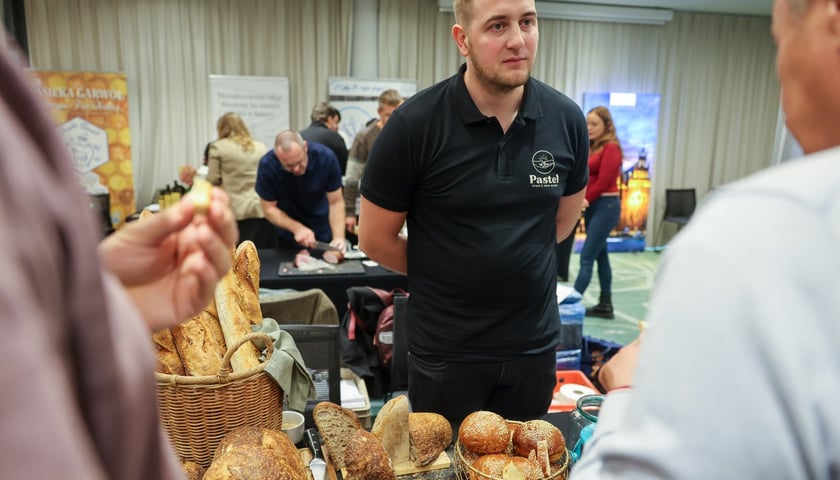 Powiększ obraz: <p>Na zdjęciach IV edycja programu „Od pola na wrocławski stół” we wrocławskim Novotelu</p>