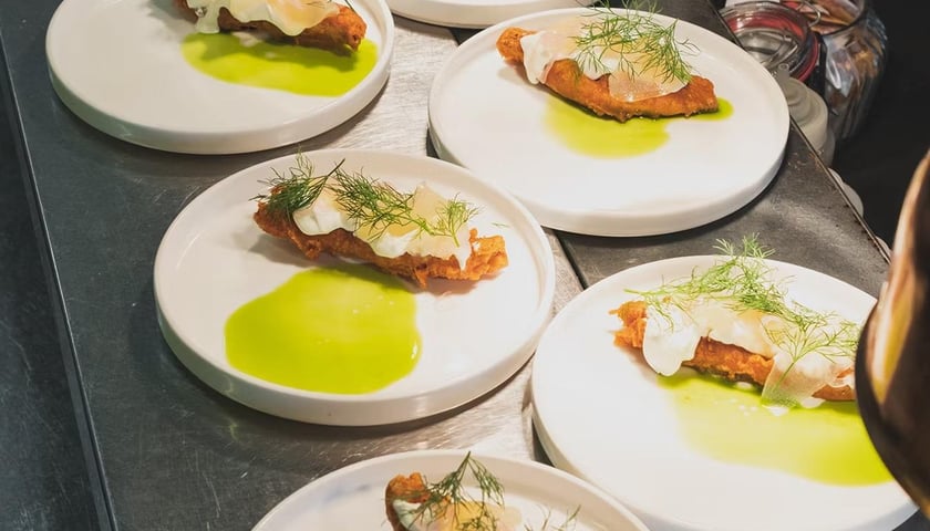 Powiększ obraz: Przystań tu