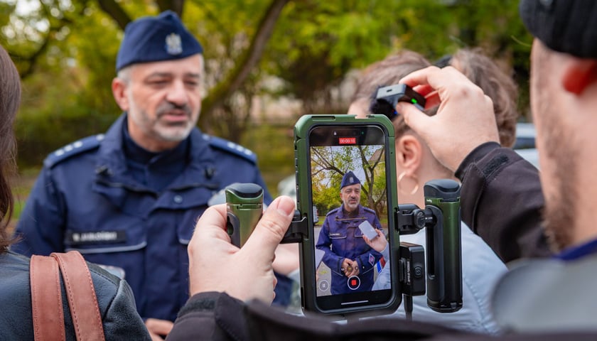 Trwa ewakuacja mieszkańc&oacute;w okolic Januszowickiej - 8 października, spotkanie dla medi&oacute;w, komisarz Wojciech Jabłoński z KMP