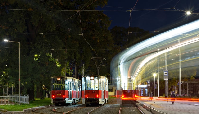 Powiększ obraz: <p>Nocą miasto jest ciche i ładnie podświetlone, a ruch na ulicach jest ogrniczony. To idealny czas na zdjęcia</p>