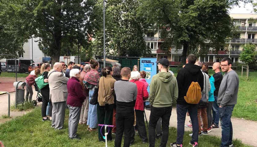 Powiększ obraz: <p>Konsultacje społeczne w sprawie zmian potrzebnych na podwórzu przy Ciepłej. Wrocław, maj 2024.</p>