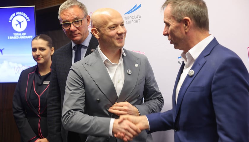 Powiększ obraz: Cezary Pacamaj i Jozef Varadi, zdjęcie z konferencji prasowej Wizz Aira w Porcie Lotniczym Wrocław, 8 października 2025