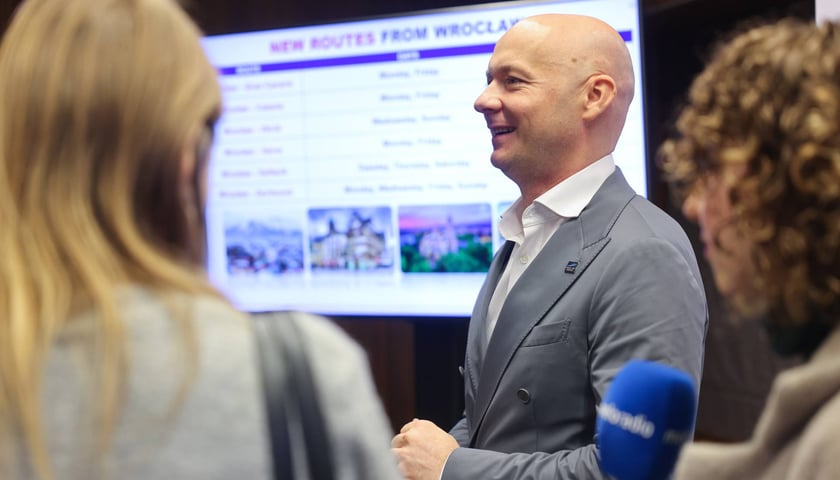 Powiększ obraz: Zdjęcie z konferencji prasowej Wizz Aira w Porcie Lotniczym Wrocław, 8 października 2025